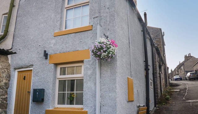 WINSLADE, pet friendly, character holiday cottage in Bradwell