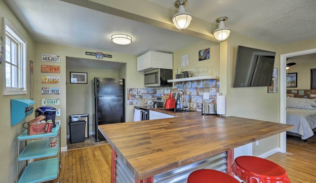 Winslow Apartment w/Jacuzzi, Deck & Grill Access!