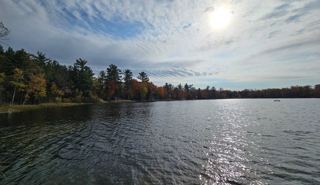 Winsome Cottage, a 2-bedroom ranch on a peaceful lake in Baldwin with AC & WiFi.