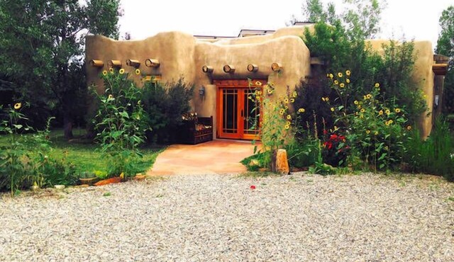 Winsor Castle & Ski Retreat! 15 min to Ski Lifts and Taos Plaza