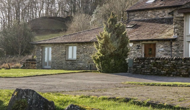 WINSTER FIELDS, character holiday cottage in Cartmel Fell