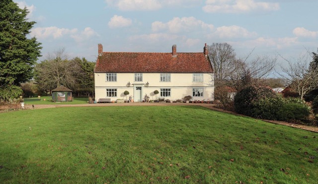 WINSTON HALL FARMHOUSE, pet friendly, with open fire in Beccles