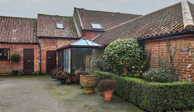 WINSTON LODGE, pet friendly, character holiday cottage in Beccles