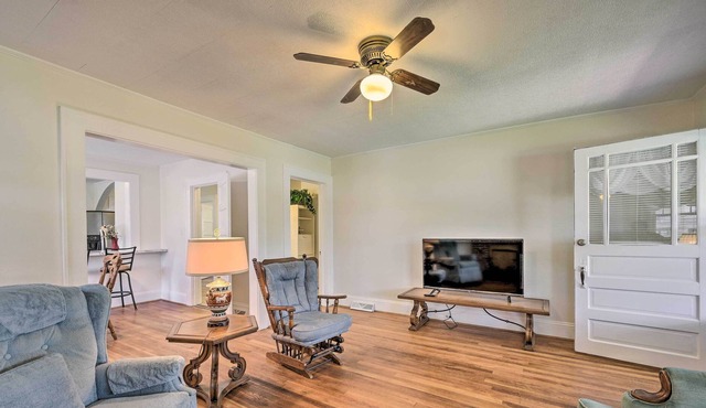 Winston-Salem Retreat w/ Yard ~ 6 Mi to Dtwn!