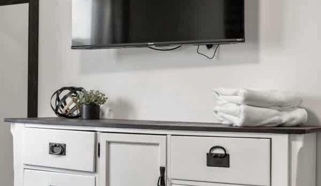 Winston Suite 2BR 1BA - Carriage Suite with Garage