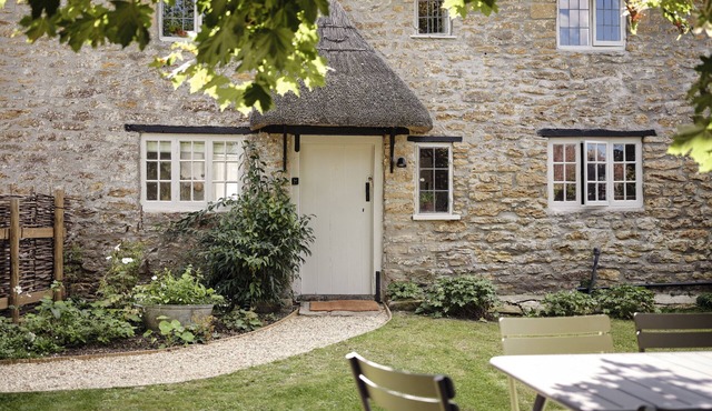 Winter bolt hole: cosy, luxury thatched cottage, modern interior, total R&R!