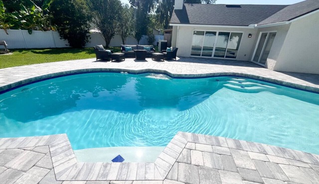 ~Winter Ease Sleeps 8 Heated Pool & Shade~