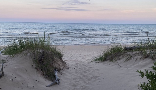 Winter escape/hiking/Ice Age Trail/Lake Michigan private beach/balcony/games
