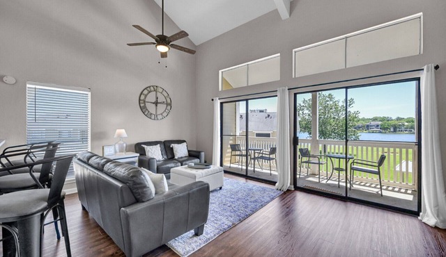 Winter Escape | Lake Conroe Views | Gated April Sound | King Suite | Loft w/Bunks | Near Dining