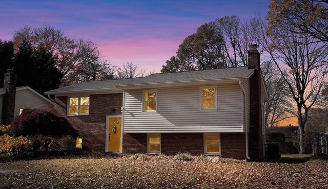 Winter Escape near Downtown, Firepit + Bar, Sleeps 12, Pets Welcome, Parking