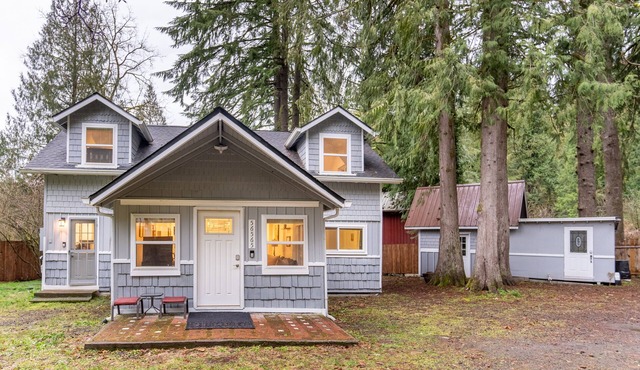 Winter family fun near Mt Hood with a hot tub! Bike! Ski!