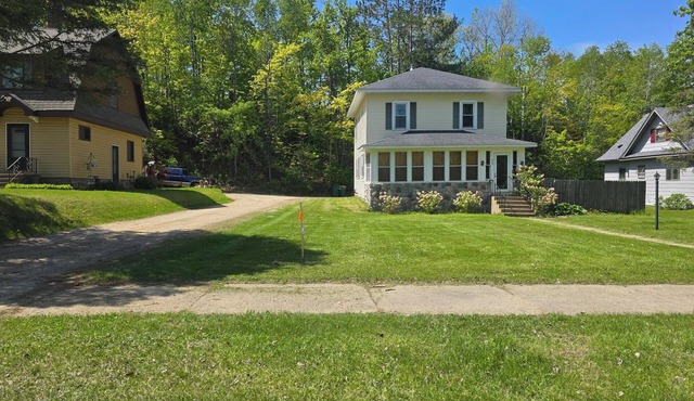 Winter family getaway 3-bedroom house with WiFi, Radiant heat Lots of snow skin
