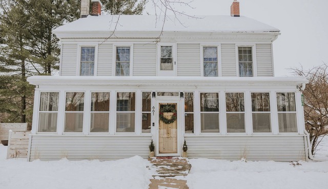 Winter Fun Near Ski Hills with King bed and NEW Sauna