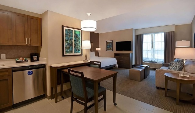 Winter Garden Getaway! Full Kitchen, Swimming Pool, Pets Allowed!