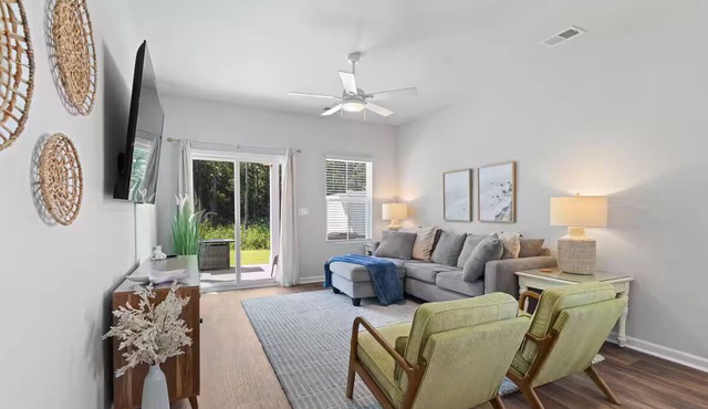 Winter getaway-HOT TUB! Mins to Golf & Beach