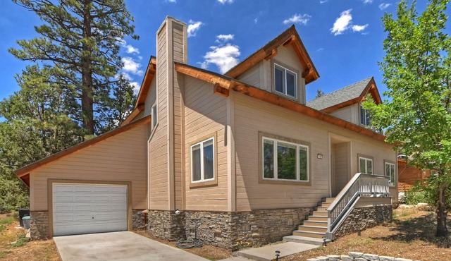 Winter Haus by Destination Big Bear: Whispering Forest Neighborhood! Walk to the National Forest! Ski Slope Views!