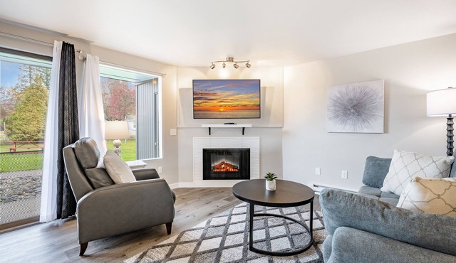 Winter Hideaway. Hot Tub. Peaceful Condo