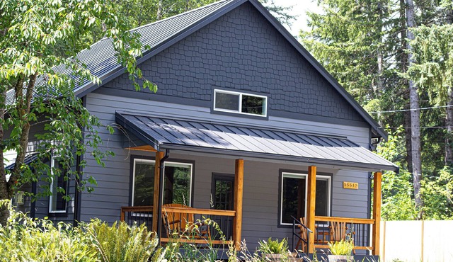 Winter is Here! Sleeps 8 - Hot Tub - Fire Pit