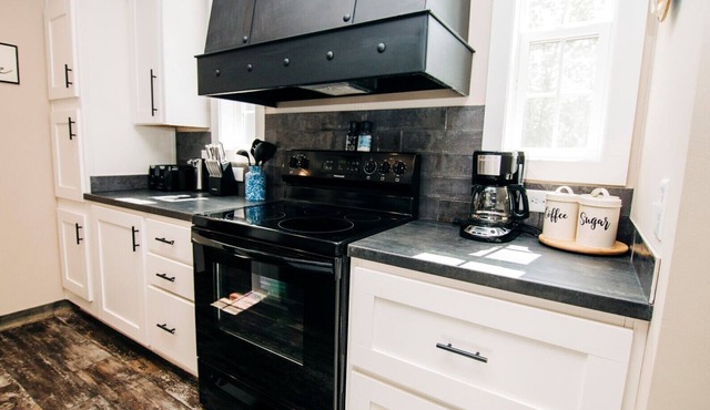 WINTER LONG-TERM RATES 40% off RUSTIC MODERN HOME NESTLED IN THE OZARK WOODS