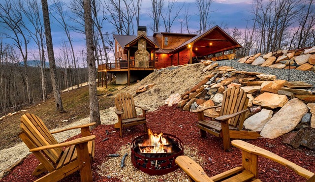 Winter Magic - Outdoor Fireplace * Mountain Views * Hot Tub * End Road Privacy