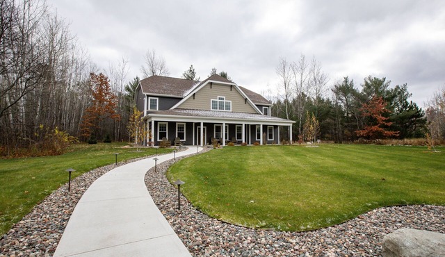 Winter Oasis W/Prime Location & Lots of Space!