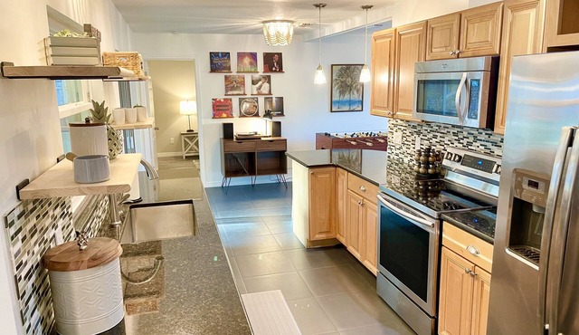 Winter Park Citrus Escape; sleeps 8, relaxing pool, family & pet friendly