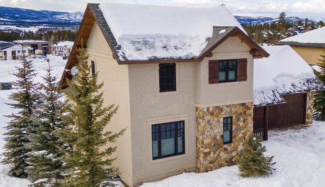 Winter Park Home w/views, heated garage, hot tub!