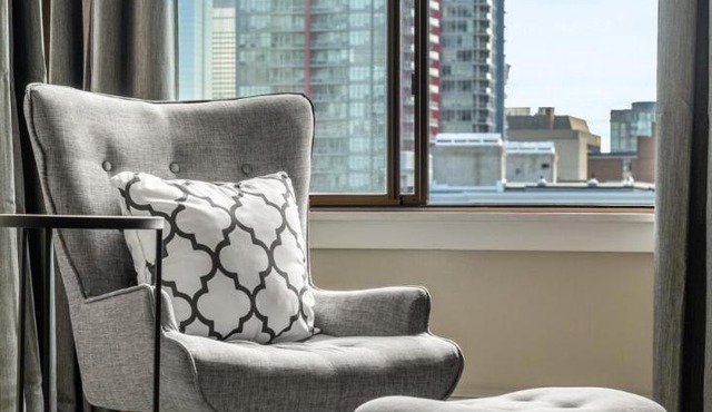 Winter Prices Reduced for Stylish Condo & Easy to Mountains !