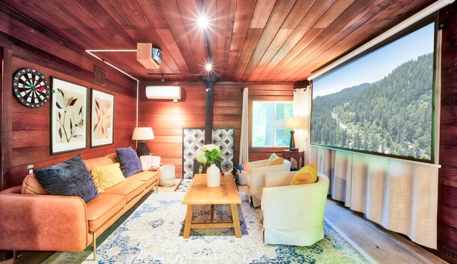 Winter Promo: Stylish Cabin Near Dtown Santa Long Stay Open. Pet-friendly!