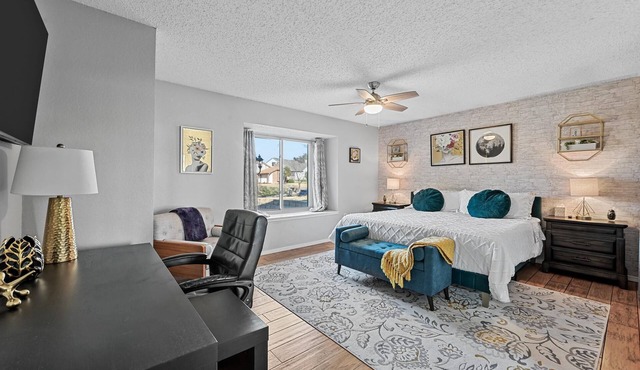 Winter Ready Home 3Bedroom 2 Bath Sleeps 8~Highly Rated for Comfort and Design