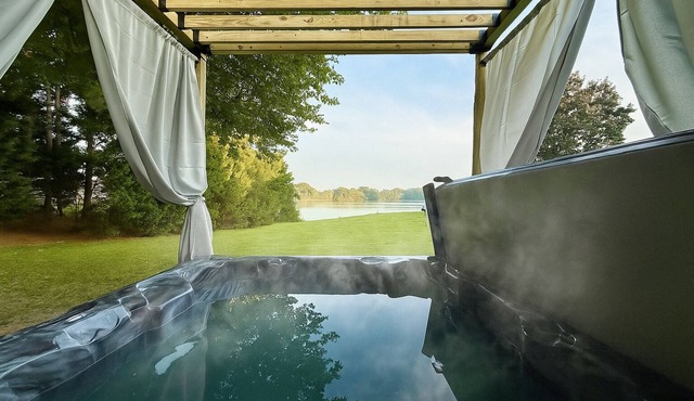 Winter River Haven — Firepit, Hot Tub & Views