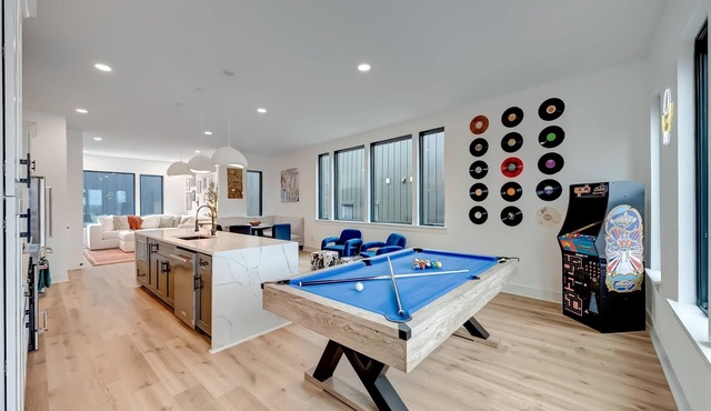 Winter rooftop hot tubs, sauna, game rooms near Broadway & Geodis Park