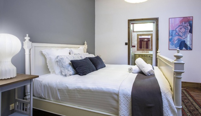 Winter Rose - Gorgeous historic house within 3 acres of gardens which exudes the comfort and peace of yesteryear.