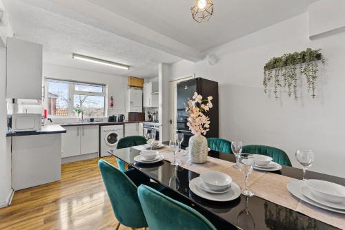 Winter Sale! Large Spacious Abode with Games Room!