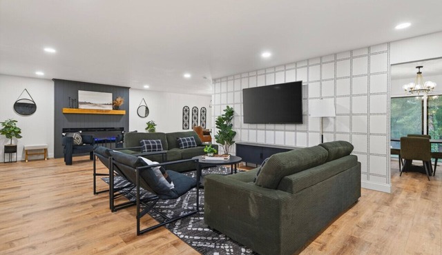 Winter SALE NOW, Luxe stay, Private, HUGE Game Rm, Hot Tub, .67 acres