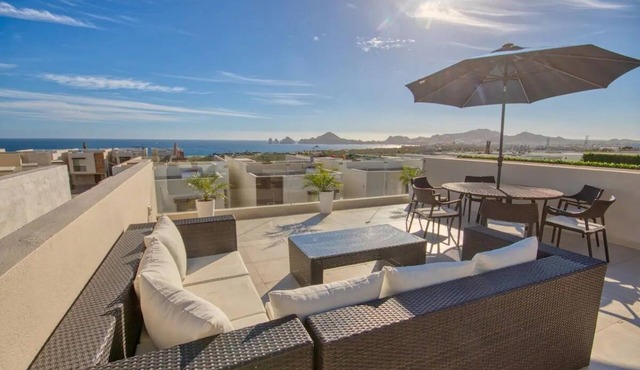 Winter Savings! Ocean view w/private Rooftop villa & 5min/downtown