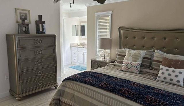 WINTER SPECIAL! 2/2 BEAUTIFUL VILLA! 2 BR, 2 BA, Heated pool and Jacuzzi! WiFi