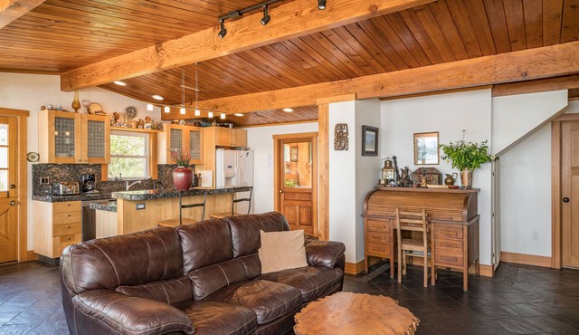 Winter Special!New Bookings Free firewood, a bottle of wine, and smoked salmon.