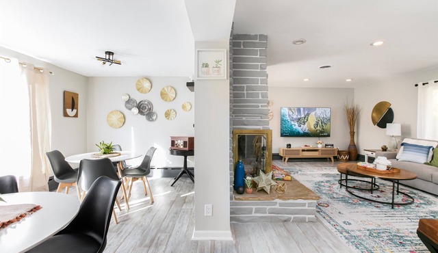 Winter Special! Perfect Group Stay: 11 Beds, Easy Parking, Huge Yard for Play