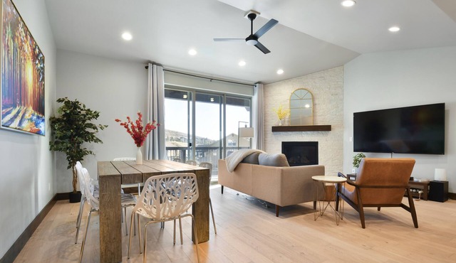 Winter specials: Bright, Modern Retreat with Hot Tub +Game Room sleeps 12.