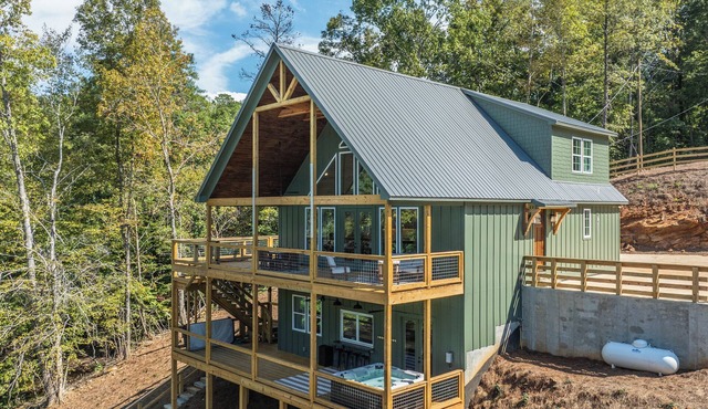 Winter Specials! Newly built Home with Hot Tub, Fire Pit, King Beds, Sleeps 12!