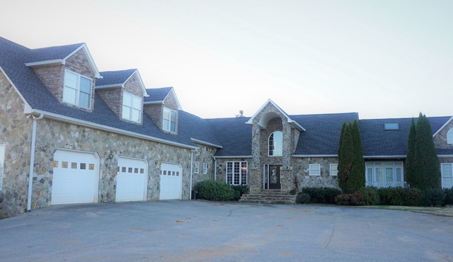 WINTER SPECIALS Private Lakeside Estate on 40 acres w/Million Dollar View