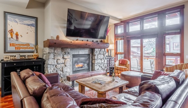 Winter Stays! Contemporary Ski Townhome! Private Hot Tub! Close to Eagle Lodge!