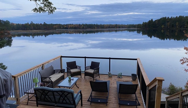 Winter/summer paradise family Cottage. Cosy getaway. Water front nskidoo trail