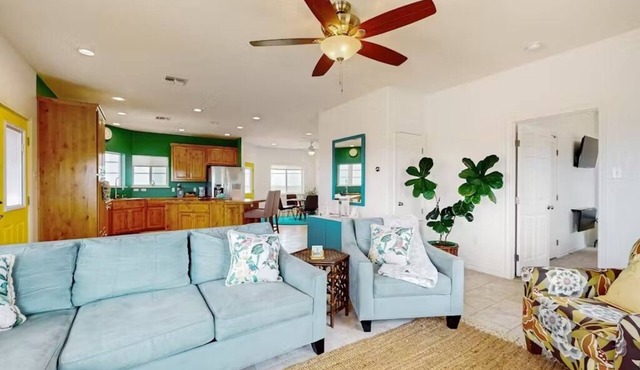 WINTER TEXANS: WATER VIEWS! Cheerful, Bright & Serene welcome FEEL GOOD SPACE