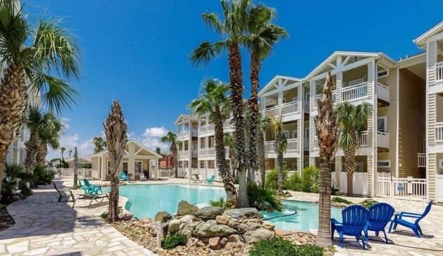 WINTER TEXANS WELCOME- 3 BR 3.5 BA + Garage, 2 Balconies, 2 blocks to Beach!nn