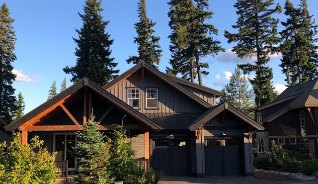 Winter weekend specials! Golf Course home with hot tub and fire pit!