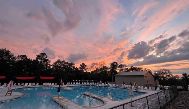 Winter Wonderland Chalet wArcades, Pool Table, Fire pit, Lake, Pools & Ski Lifts