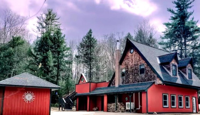 Winter wonderland getaway w roof top hot tub and huge game room, Skiing nearby.