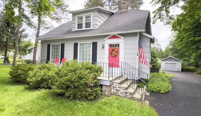 Winter Wonderland Near Skytop! Cozy 5BR/3BA home with Fireplace & Fenced-In Yard